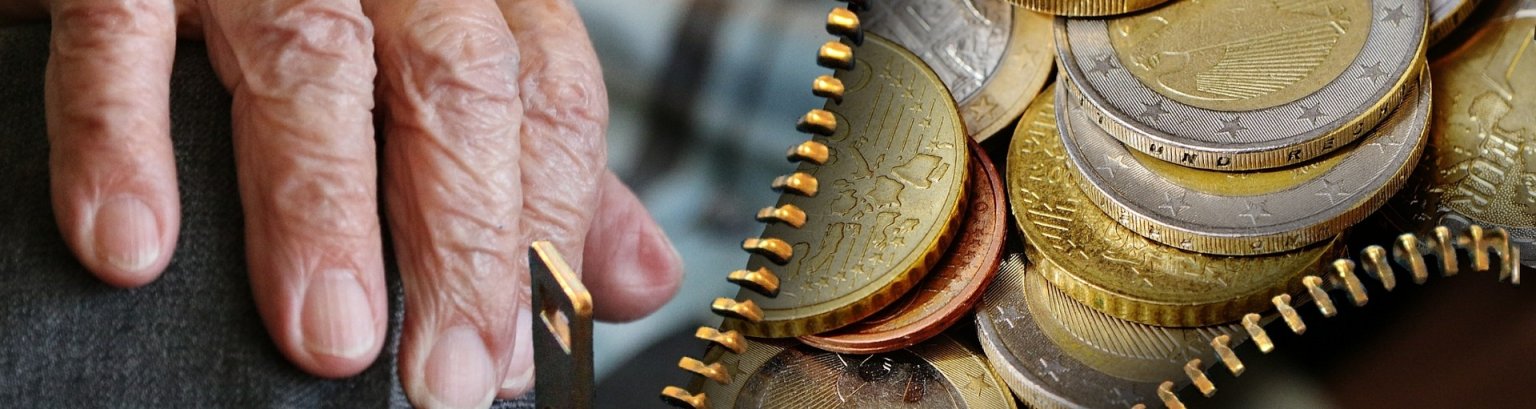 Zu sehen sind die Hände einer älteren Person