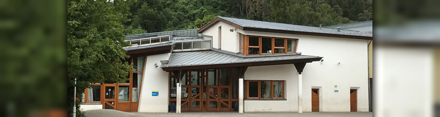 Zu sehen ist die Grundschule Hahnstätten