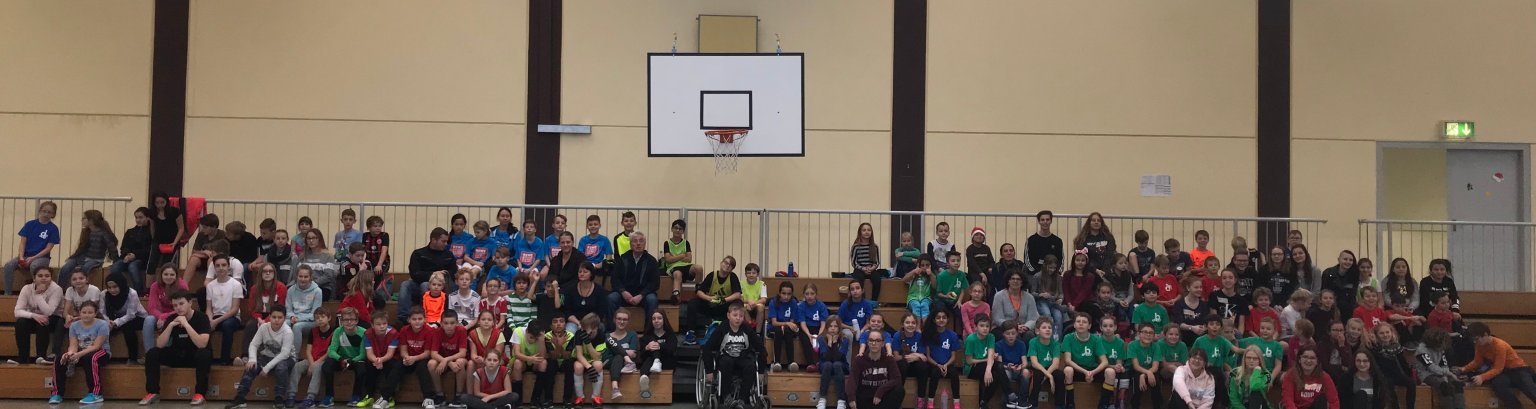 Zu sehen sind Schüler der Realschule plus im Aartal beim Nikolausturnier 