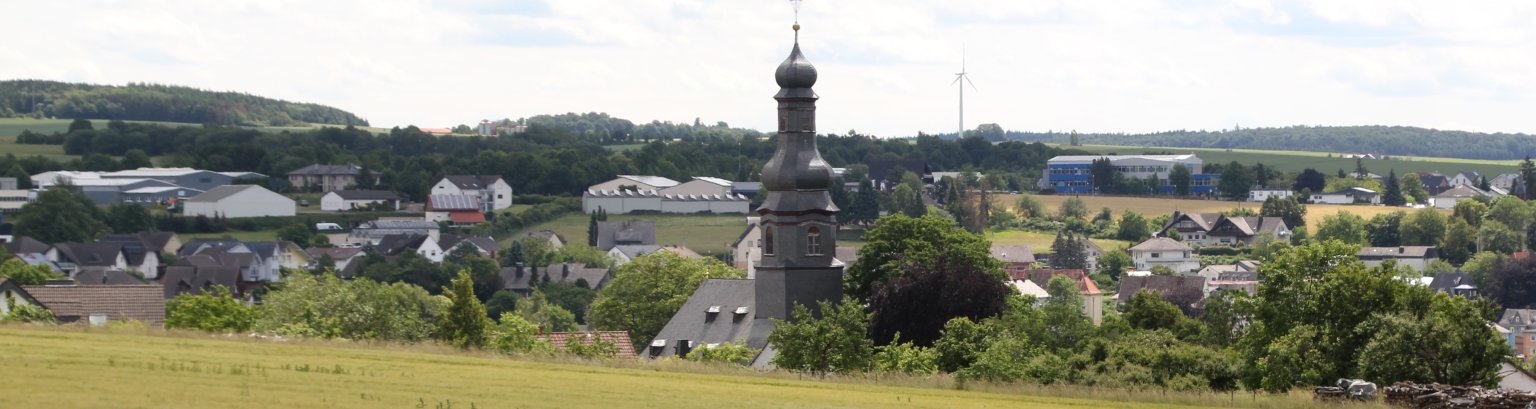 Kirche Klingelbach Zu sehen ist der Ort Klingelbach mit der Kirche im Mittelpunkt