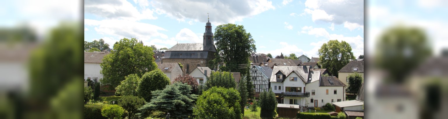 Bild Kördorf Zu sehen ist ein Bild der Ortslage in Kördorf mit der Kirche im Mittelpunkt