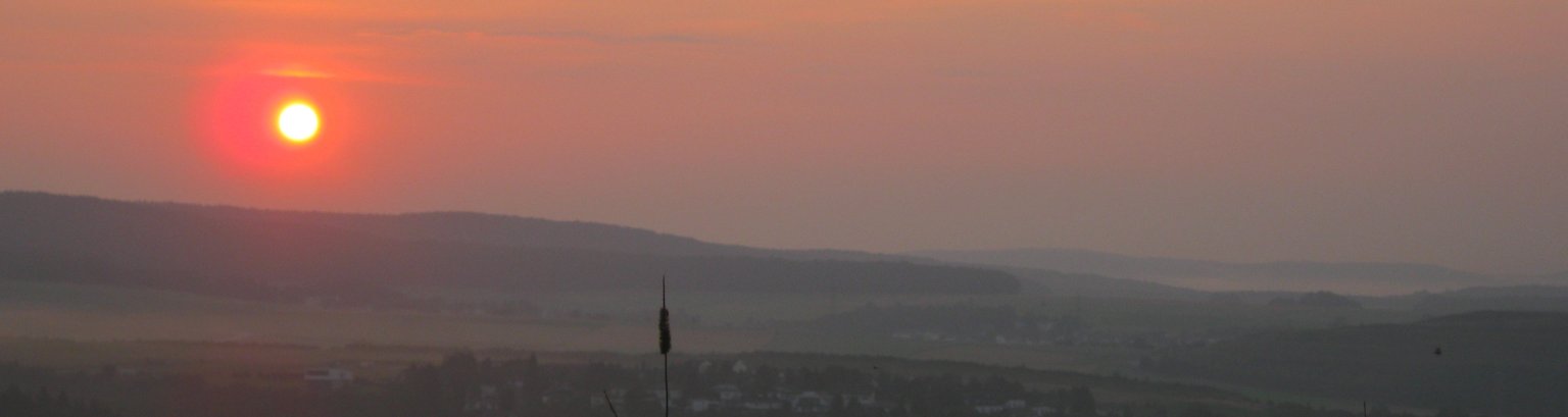 Zu sehen ist ein Sonnenuntergang über dem Aartal