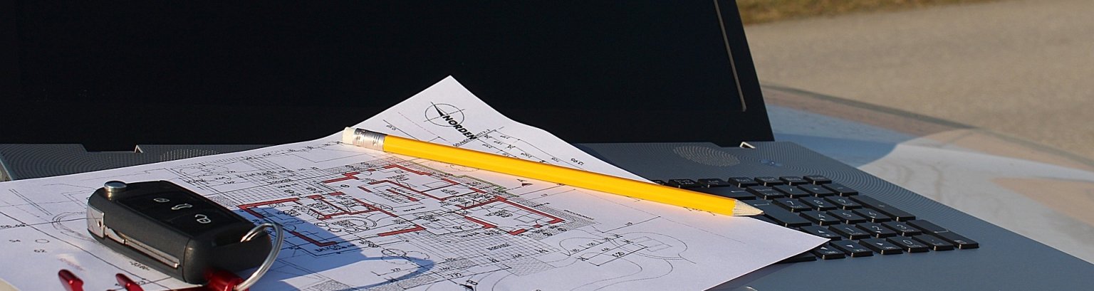 Bauleitplanung Zu sehen ist ein Bild mit einem Bauplan und einem Laptop, was sinnbildlich für die Bauleitplanung stehen soll.