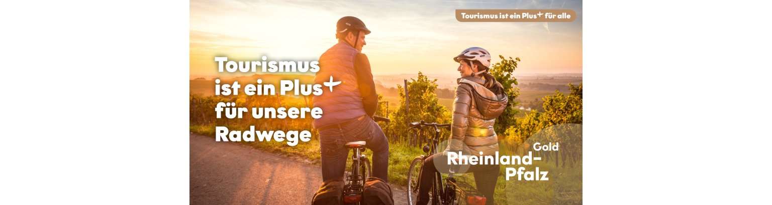Zu sehen sind zwei Radfahrer bei schönstem Sonnenschein.