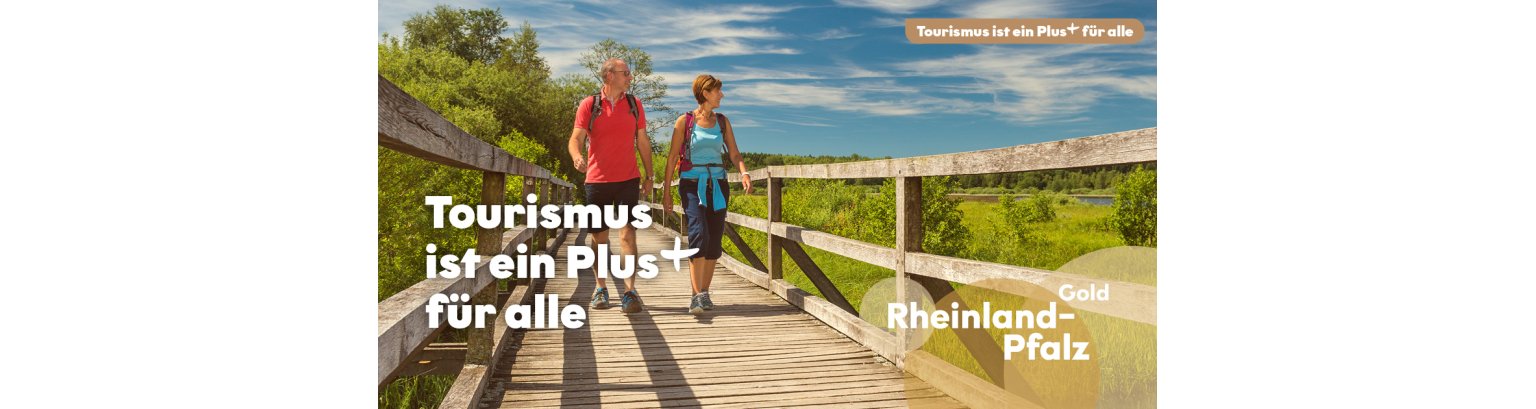 Tourismus ist ein Plus für alle. Zu sehen ist ein Pärchen beim Wandern.